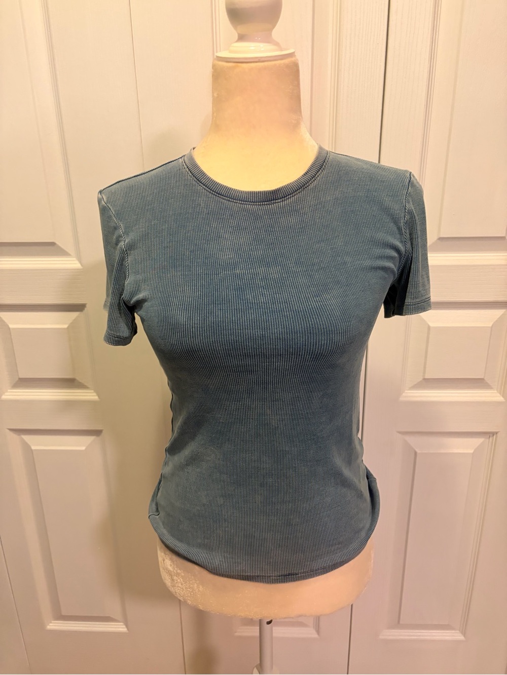 Good American Fluid Denim Tee-Med - Picture 8 of 8